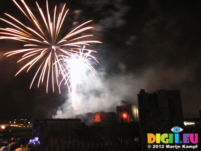 SX25033 Fireworks over Caerphilly castle